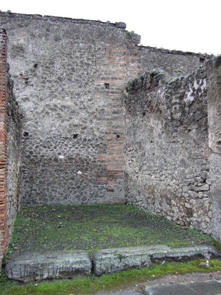 VII.9.24 Pompeii. December 2005. Looking south to entrance doorway.

