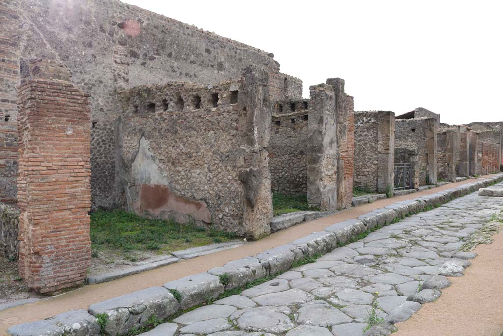 Via degli Augustali Pompeii, south side. December 2018. Looking west from VII.9.26, on left. Photo courtesy of Aude Durand.

