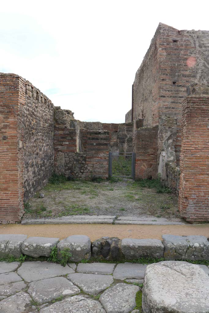 VII.9.27 Pompeii. December 2018. 
Looking south on Via degli Augustali, towards entrance to shop. Photo courtesy of Aude Durand.
