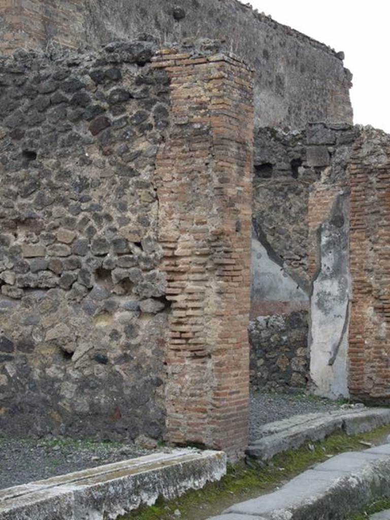 VII.9.28 Pompeii.  December 2007.   Pillar on right of entrance.