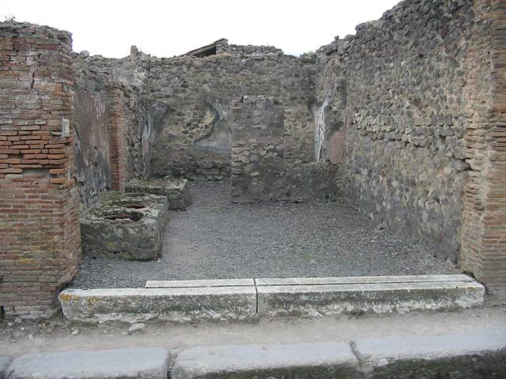 VII.9.28 Pompeii. May 2003. Looking south across threshold/sill. Photo courtesy of Nicolas Monteix.