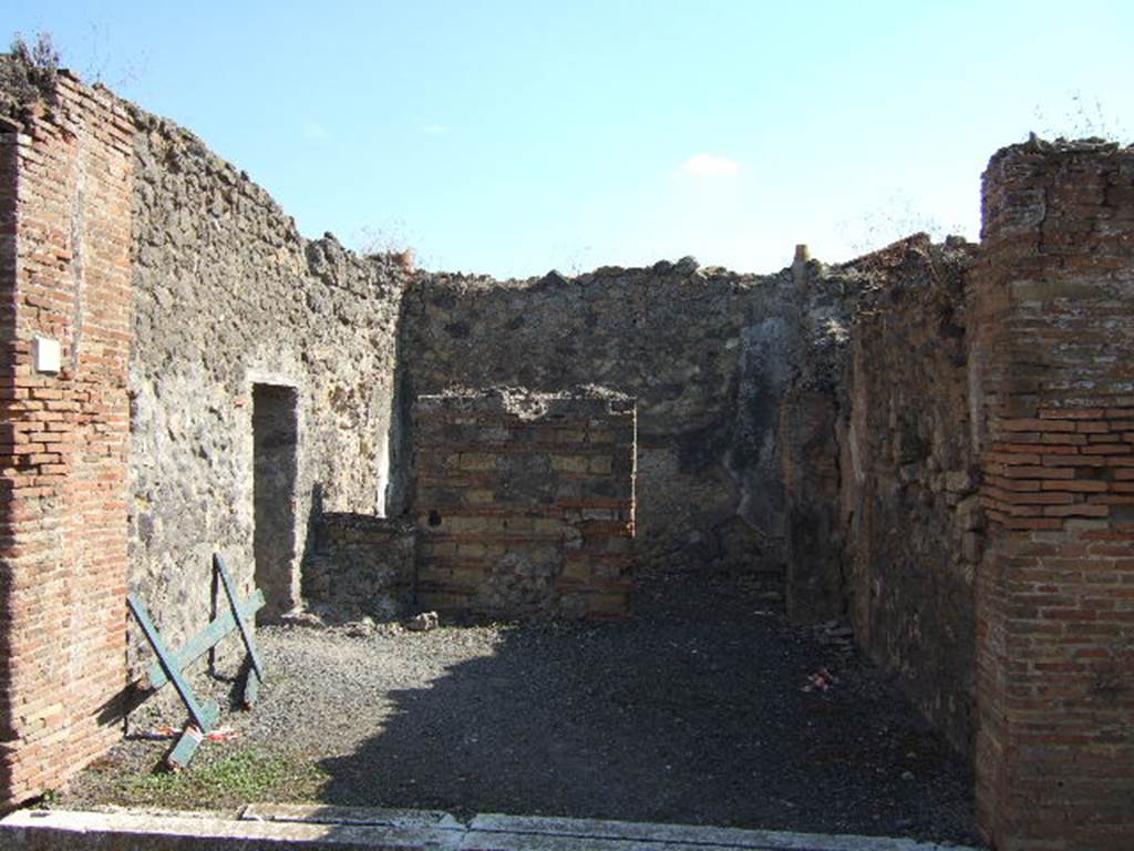 VII.9.29 Pompeii. September 2005. Looking south across shop. On the left, in the east wall is a doorway linking to VII.9.30.
