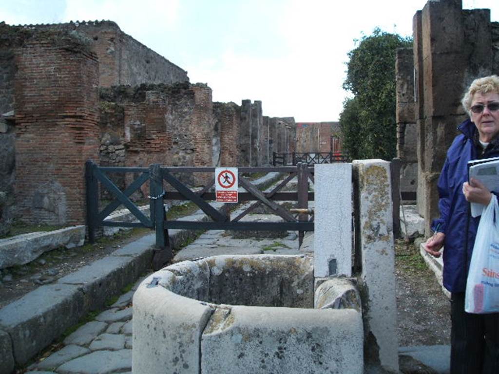 VII.9.30 Pompeii. December 2004. Via degli Augustali, looking west.     VII.4 on right.