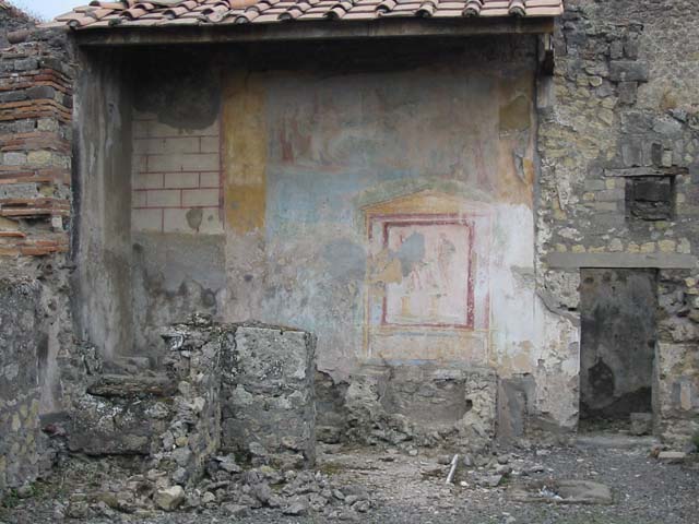 VII.9.33 Pompeii. December 2005. Doorway to dormitory in south wall.