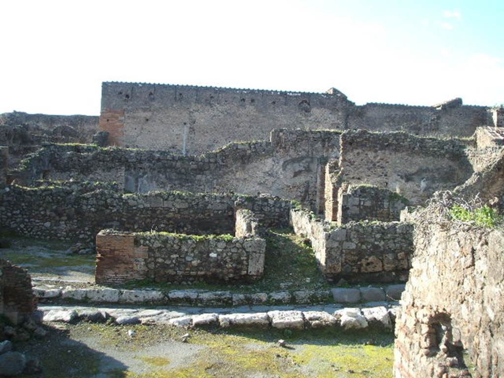 VII.9.36 and VII.9.35 Pompeii. December 2004. Photo taken from VII.12.35, looking west.