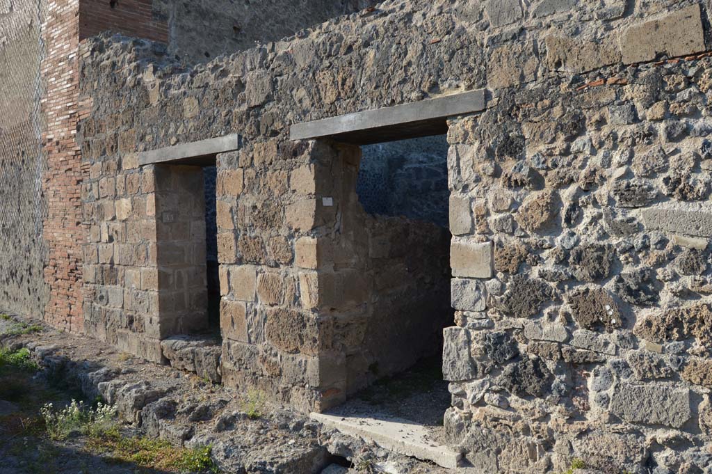 VII.9.40 Pompeii, on right. October 2017. Looking north-west to entrance doorway on Vicolo del Balcone Pensile.
Foto Taylor Lauritsen, ERC Grant 681269 DÉCOR.

