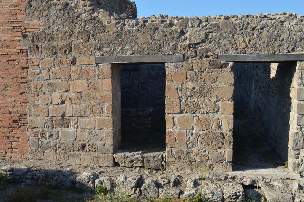 VII.9.41 Pompeii, on left. October 2017. Looking north to entrance doorway on Vicolo del Balcone Pensile.
Foto Taylor Lauritsen, ERC Grant 681269 DÉCOR.
