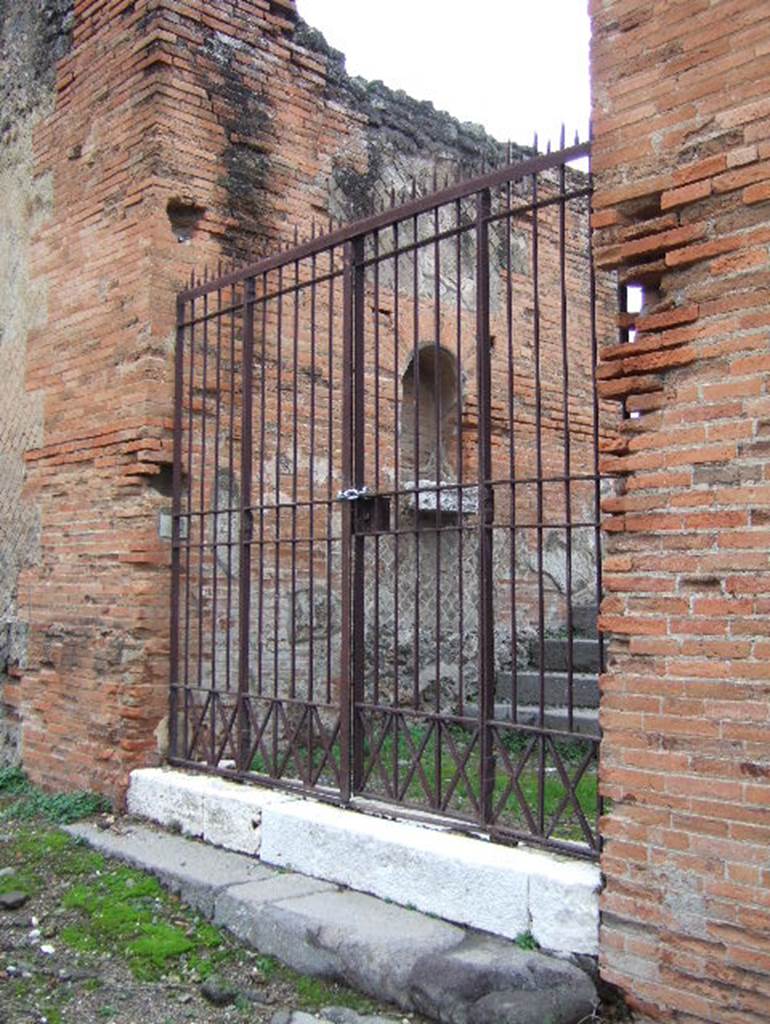 VII.9.42 Pompeii. September 2005. Entrance, with street altar and steps.