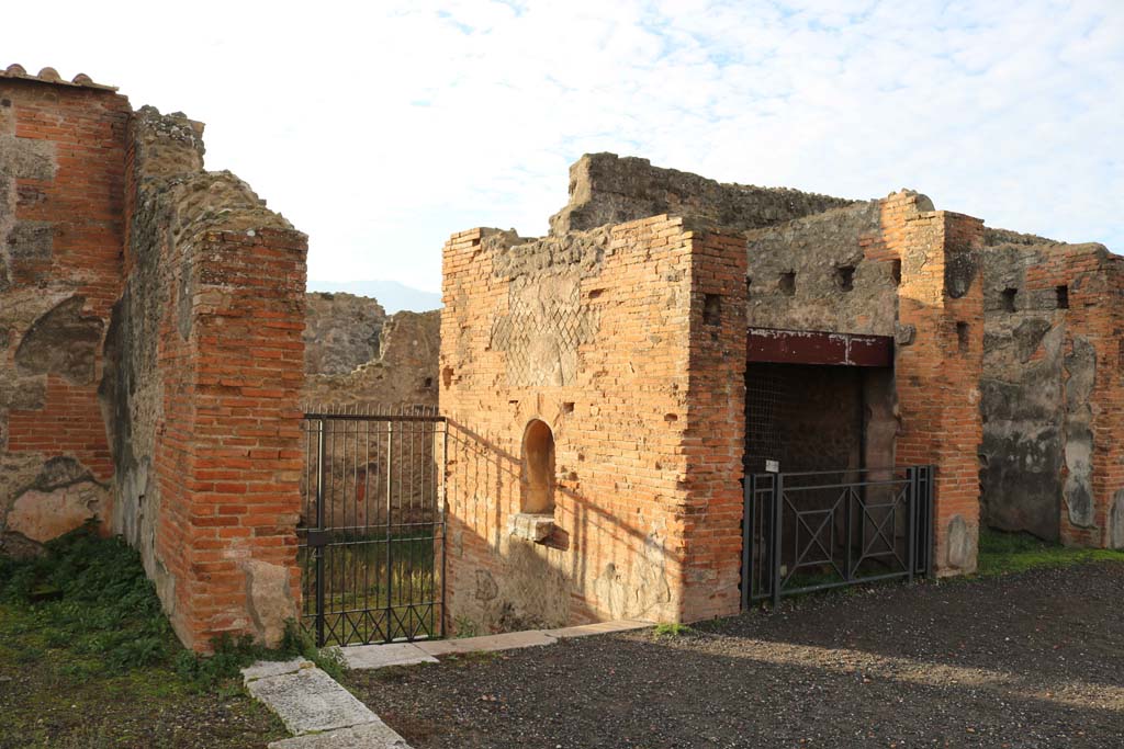 VII.9.42, Pompeii. December 2018. 
Looking towards south entrance of Macellum, with altar, looking down steps to south onto Vicolo del Balcone Pensile.
Photo courtesy of Aude Durand. 

