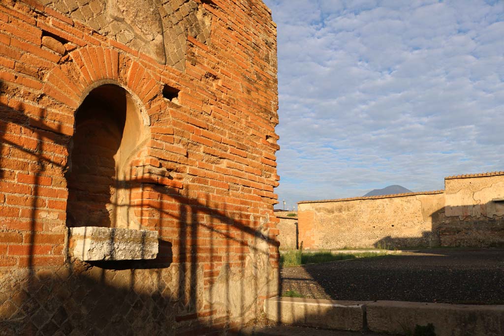 VII.9.42, Pompeii. December 2018. Looking towards altar in west wall in south-east corner. Photo courtesy of Aude Durand. 