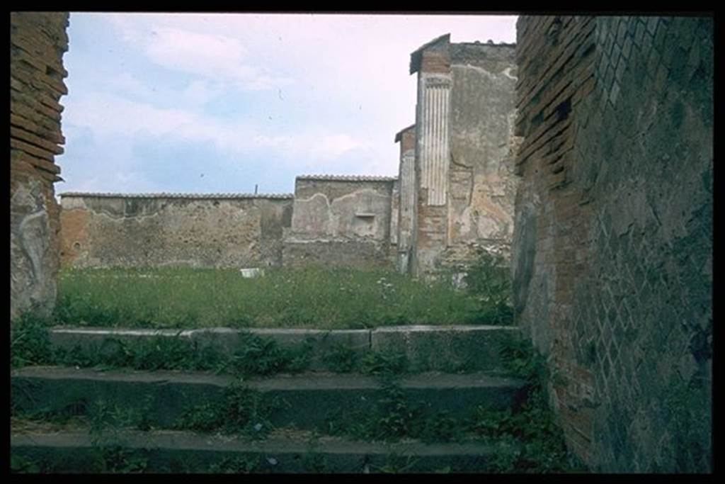 VII.9.42 Pompeii. Looking north up the stairs towards Macellum.
Photographed 1970-79 by Günther Einhorn, picture courtesy of his son Ralf Einhorn.
