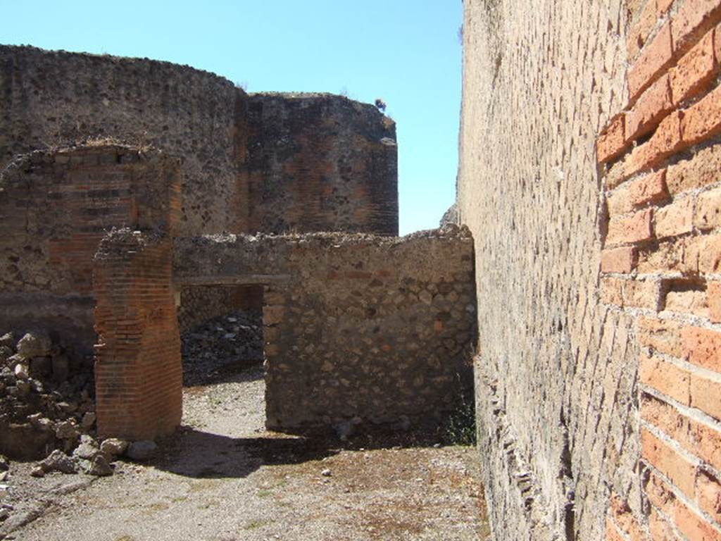 VII.9.43 Pompeii. September 2005. Looking west to entrance doorway, on Vicolo del Balcone Pensile.