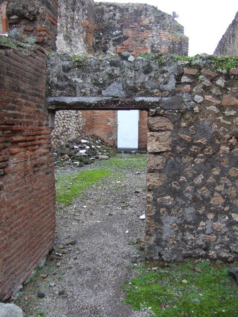 VII.9.43 Pompeii. December 2005. Looking west through entrance doorway.