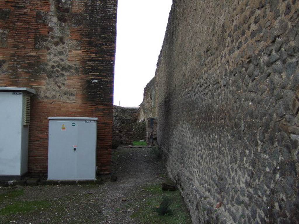 VII.9.43 Pompeii. December 2005. Looking west along corridor of north side, from entrance doorway.
