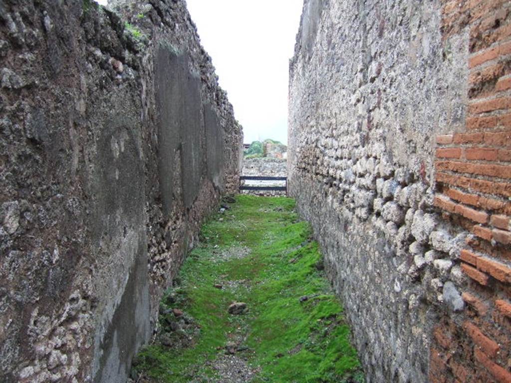 VII.9.43 Pompeii. December 2005. Looking south along corridor towards entrance at VII.9.66