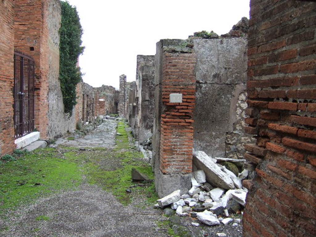 VII.9.44 Pompeii.  Looking east on Vico del Balcone Pensile.