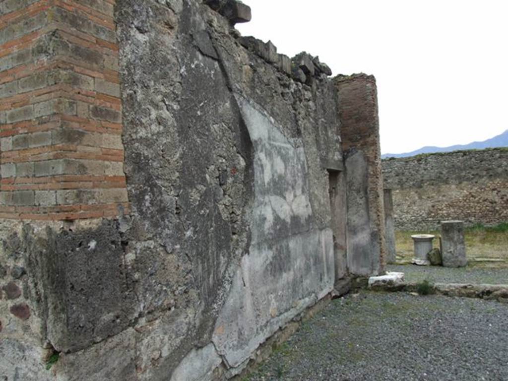 VII.9.47 Pompeii.  March 2009.  Room 6.  Tablinum.  East wall.