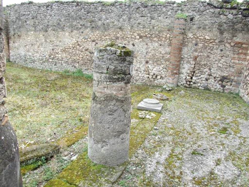 VII.9.47 Pompeii.  March 2009.  West Portico, looking south.