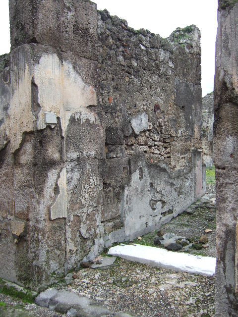 VII.9.47 Pompeii. December 2005. East wall of vestibule and entrance corridor.


