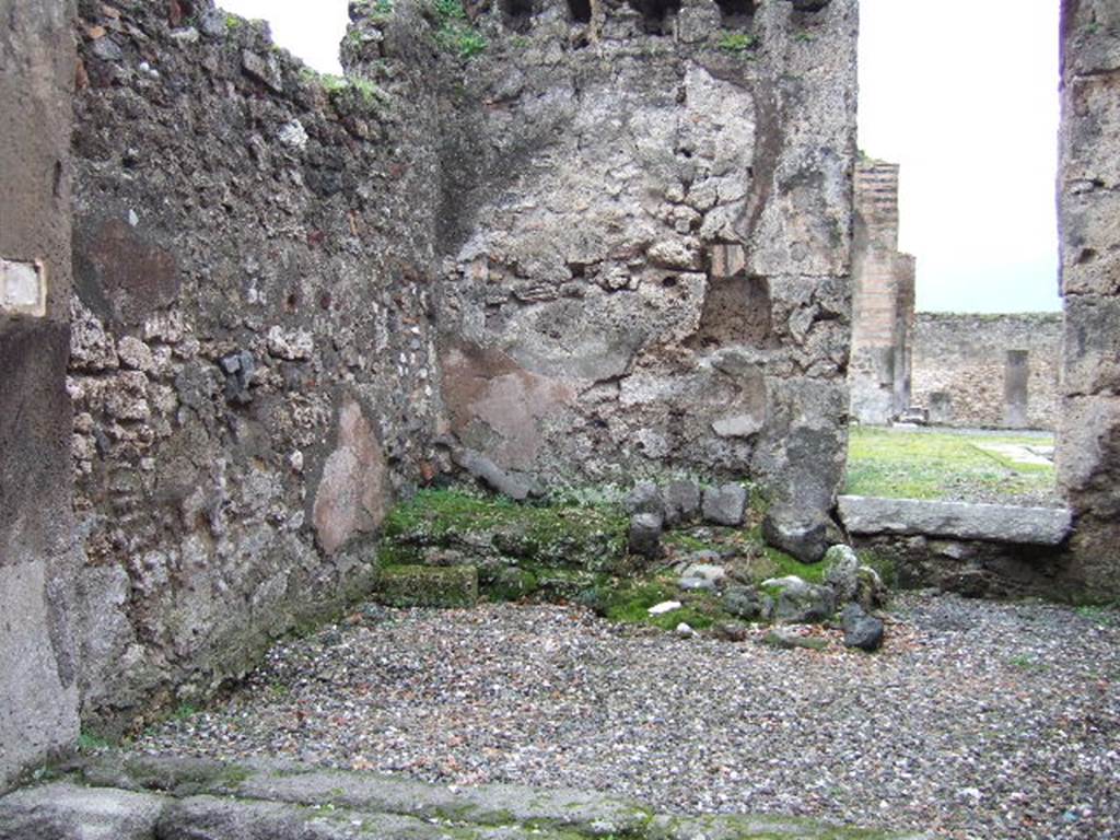 VII.9.48 Pompeii.  December 2005.  Looking south from entrance to door that links to the atrium of VII.9.47.