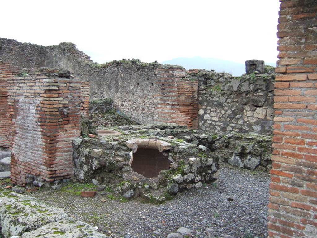 VII.9.54 Pompeii.  December 2005.  Looking southeast towards VII.9.55.