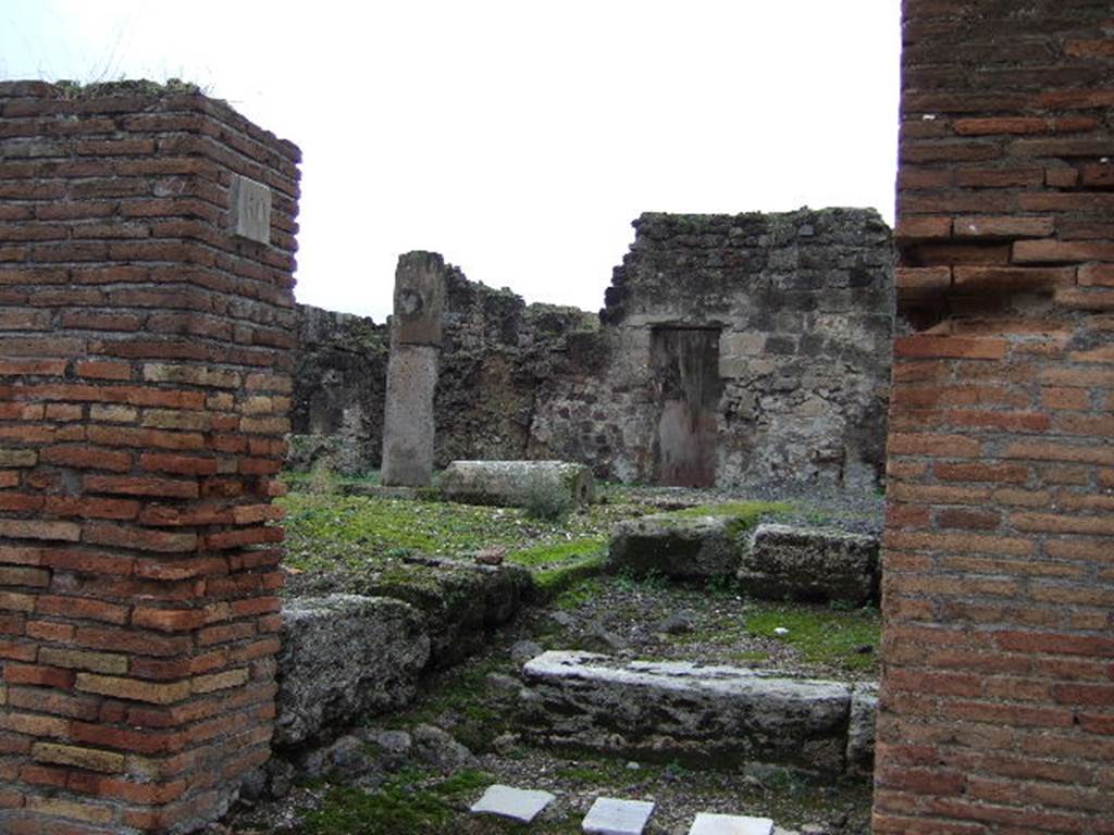 VII.9.60 Pompeii. December 2005. Entrance doorway, looking west.

