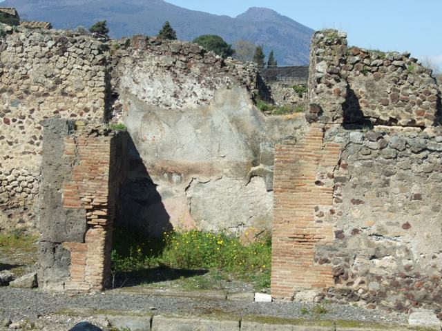 VII.9.60 Pompeii. March 2009. Doorway to room on north side of peristyle.