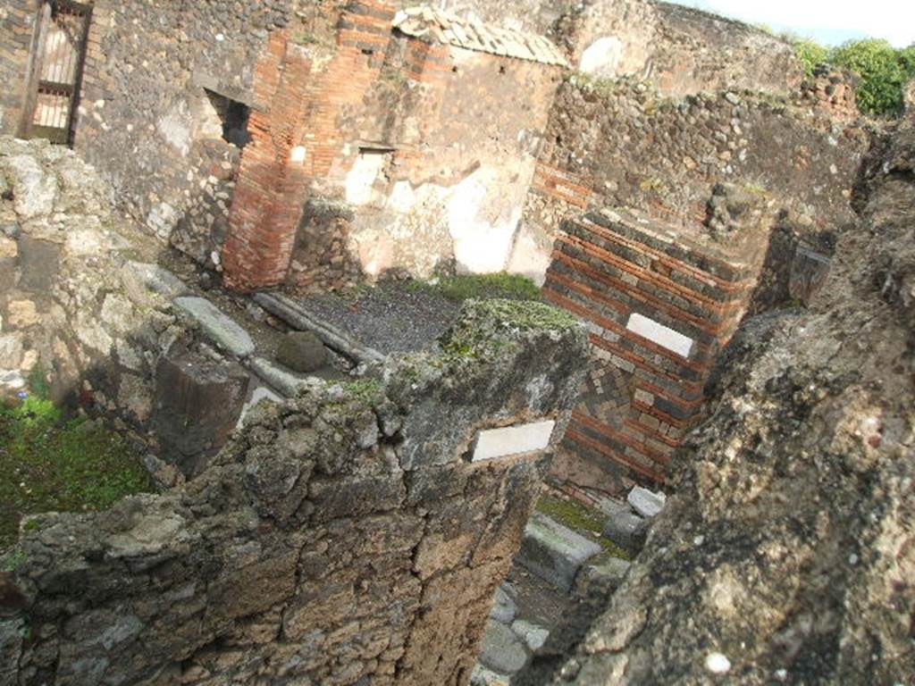 VII.9.61 Pompeii, at bottom left. December 2004. Taken from top of Eumachia’s building
