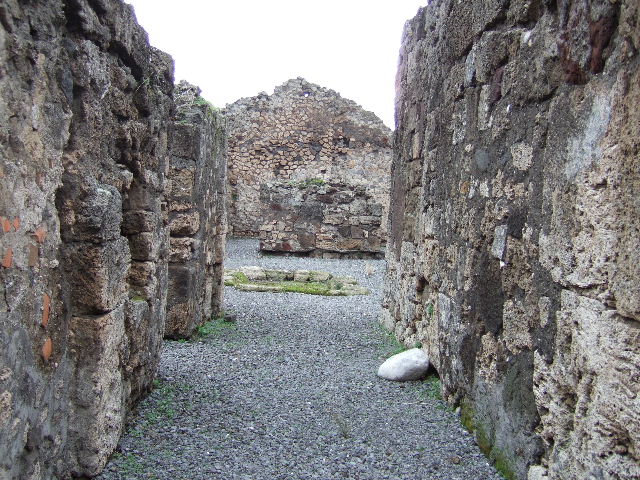 VII.9.63 Pompeii. December 2005. Entrance fauces or corridor, looking north.