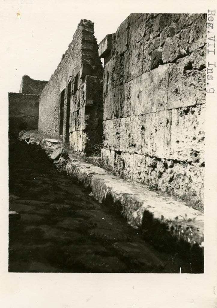 VII.9.63 Pompeii, in centre. Pre-1937-39. Looking west on Vicolo degli Scheletri.
Photo courtesy of American Academy in Rome, Photographic Archive. Warsher collection no. 1555.
