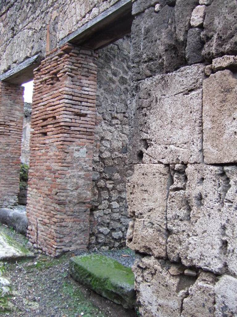 VII.9.64 Pompeii.  December 2005. Entrance on Vicolo degli Scheletri.