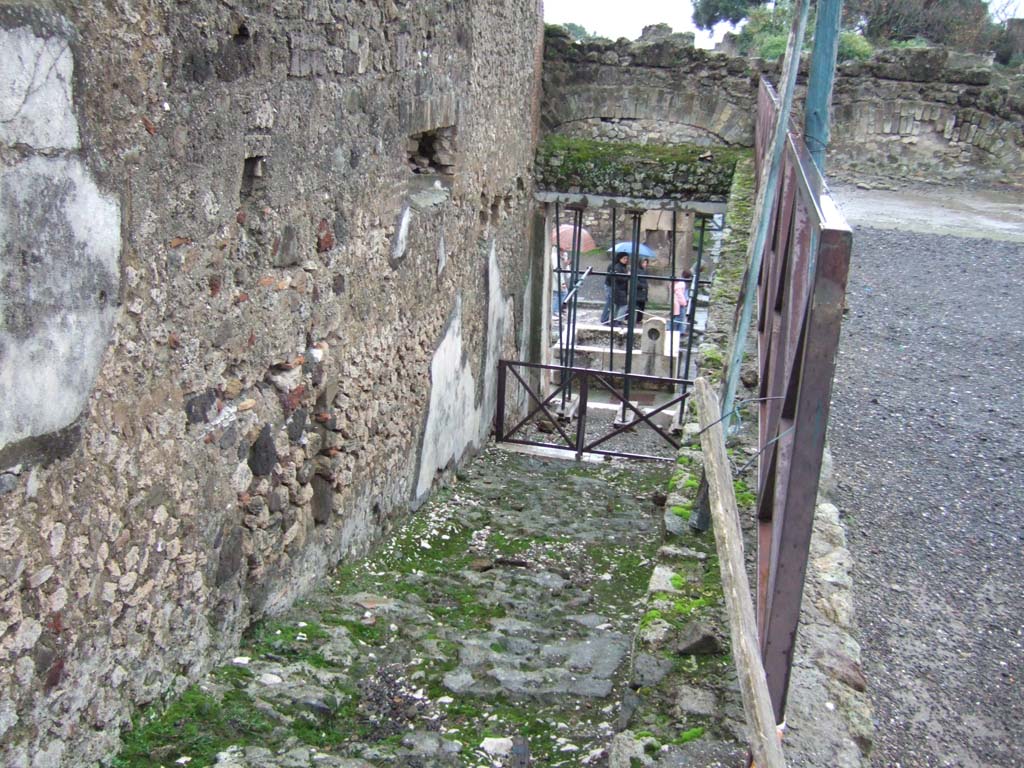 VII.9.67 Pompeii. December 2005. Entrance doorway to stairs and ramp.