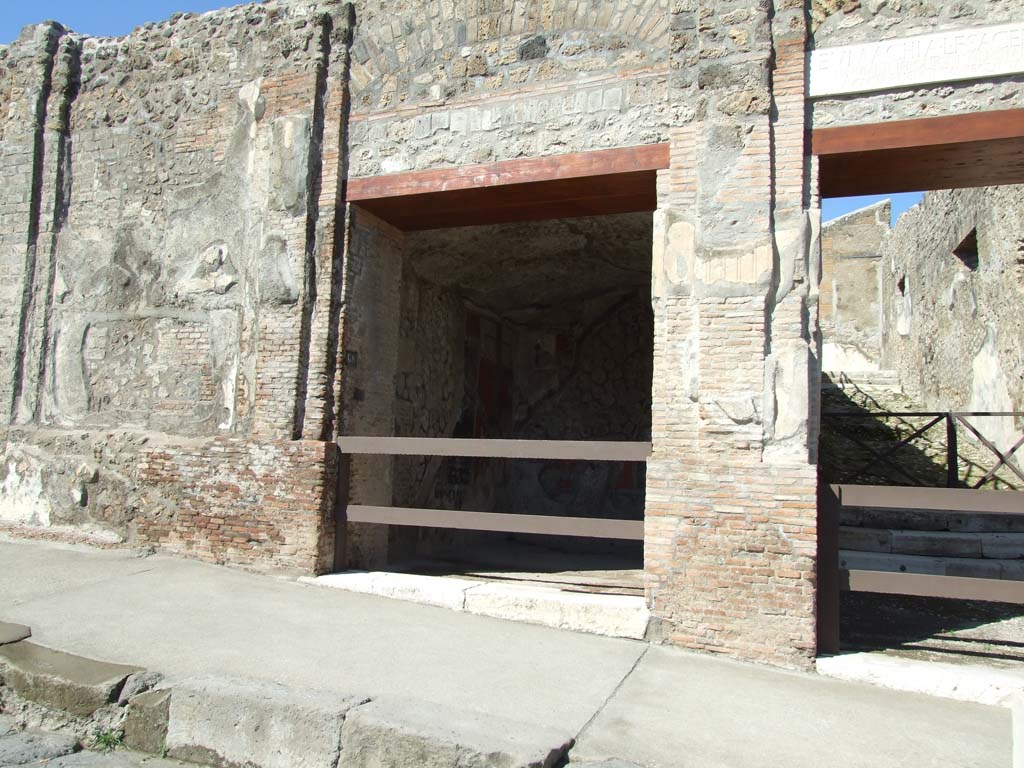 VII.9.68 Pompeii. March 2009. Entrance on Via dell’Abbondanza, with entrance at VII.9.67 on the right side.
