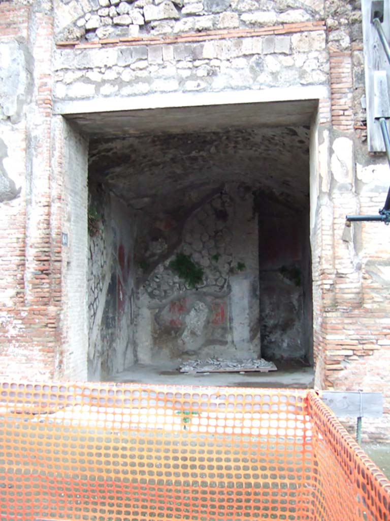 VII.9.68 Pompeii. December 2005. Entrance doorway ro shop-room, looking north.