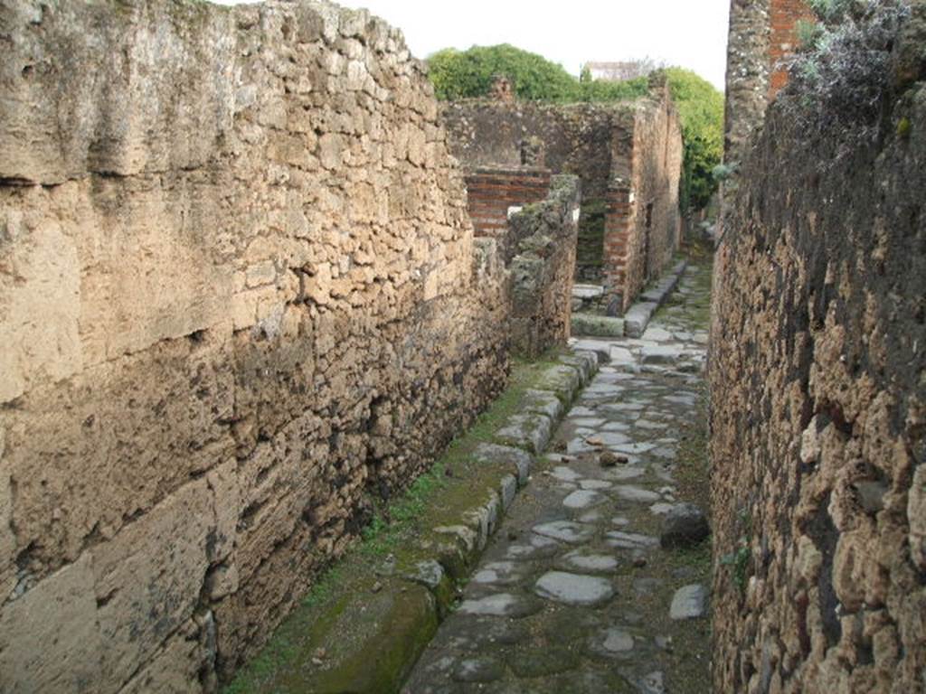 VII.10.1 Pompeii, on facing corner. Vicolo degli Scheletri looking east. VII.9. on right.