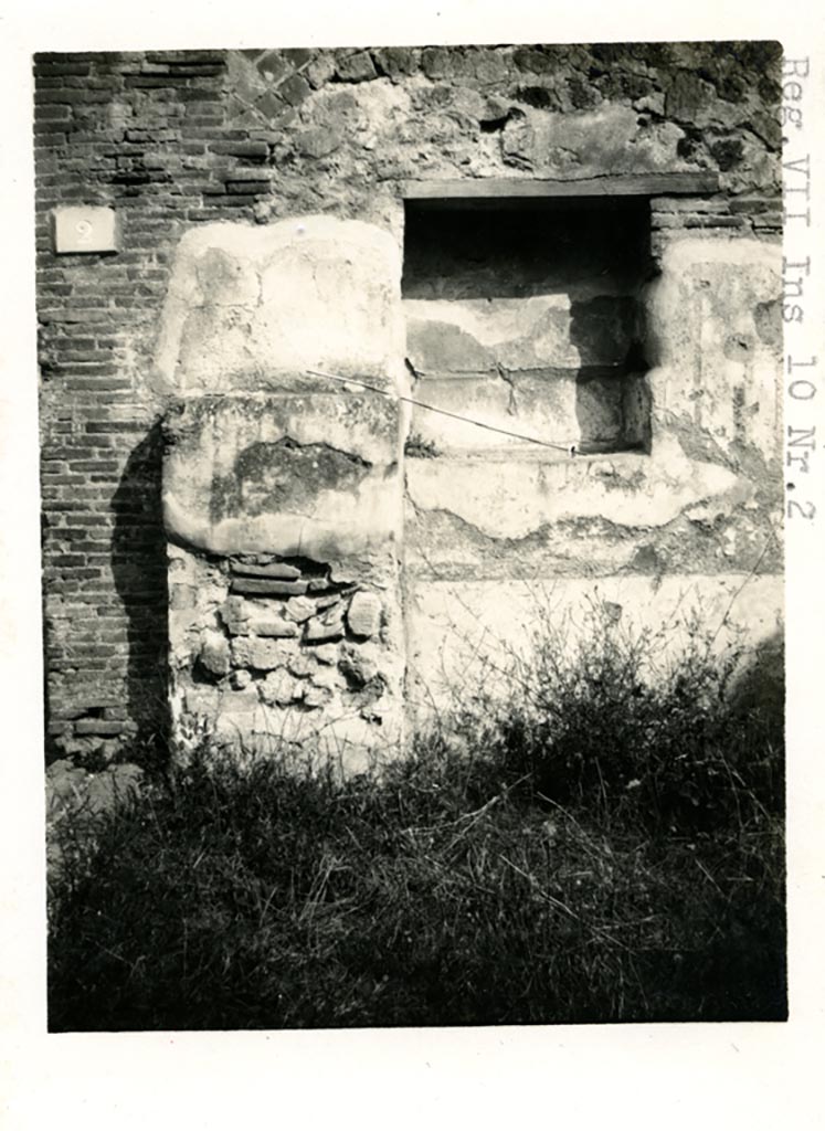 VII.10.2 Pompeii. December 2005. Entrance doorway on Vicolo d’Eumachia, looking north. According to Eschebach on the left of the entrance would have been the shop podium or counter, with shelves or steps above it. See Eschebach, L., 1993. Gebäudeverzeichnis und Stadtplan der antiken Stadt Pompeji. Köln: Böhlau. (p.319)
According to Boyce, in the north wall was a large rectangular niche with a narrow shelf-like projection beside it on the left. Fiorelli called it “un larario”. Fiorelli, Descr., 273.
See Boyce G. K., 1937. Corpus of the Lararia of Pompeii. Rome: MAAR 14. (p.69, no.306). 

