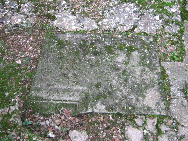 VII.10.5  Pompeii. December 2005. Detail of floor in cubiculum showing the shaped block of Nocera tufa. 