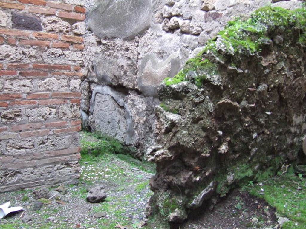 VII.10.8 Pompeii. December 2005. Passageway leading to house VII.10.5.
On the right would have been the latrine.
