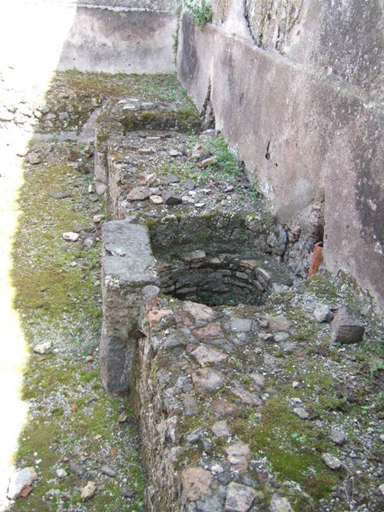 VII.10.13 Pompeii.  Officina lanifricaria.  September 2005.  Looking east at sites for two cauldrons that would have been above the hearths.