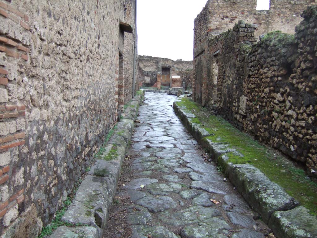 VII.10.14 Pompeii, on left. December 2005.           Vicolo della Maschera looking north.                            VII.11, on right.