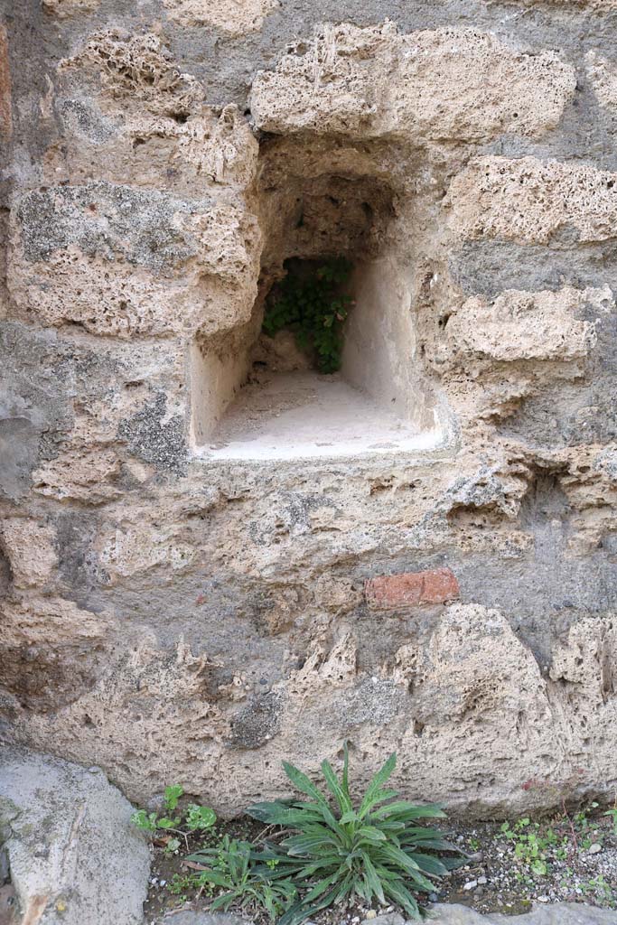 VII.10.14 Pompeii. December 2018. 
Tapered recess in wall to north of entrance. Photo courtesy of Aude Durand.
