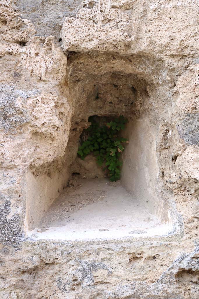VII.10.14 Pompeii. December 2018. 
Detail of tapered recess in wall to north of entrance. Photo courtesy of Aude Durand.
