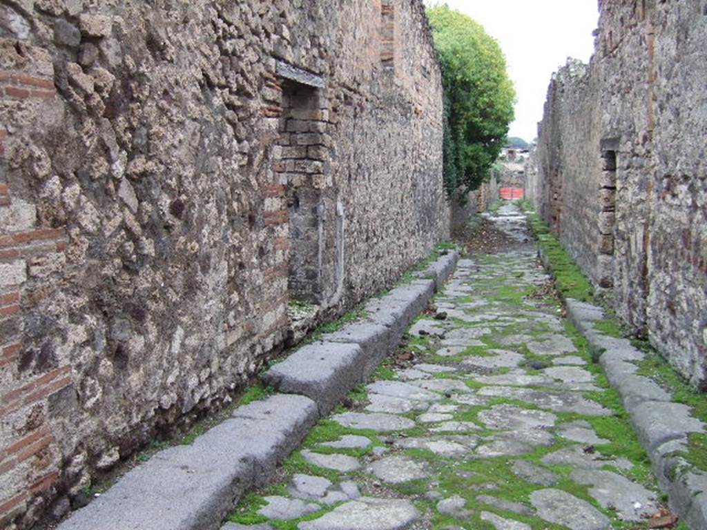 VII.10.15 Pompeii, on left. December 2005. Looking east along Vicolo degli Scheletri. VII.13 on right.