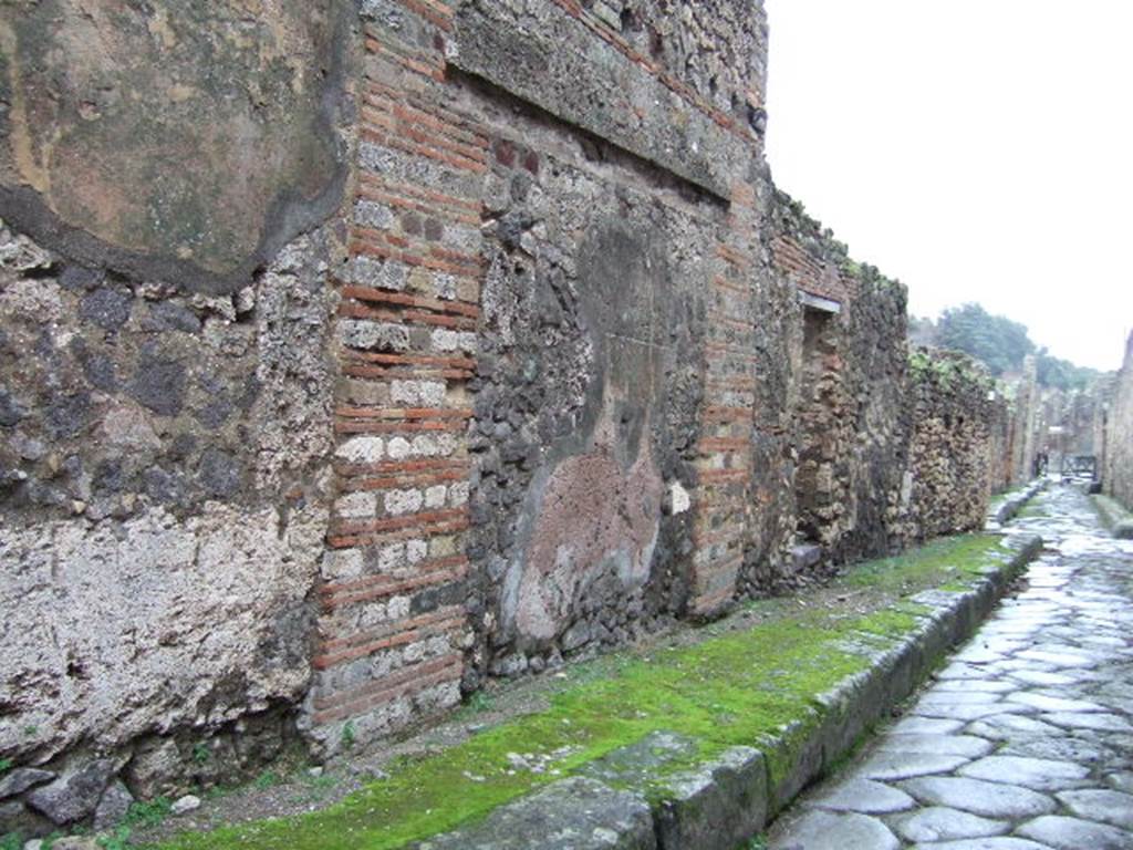 Wall between VII.11.2 and VII.11.1, Pompeii. December 2005. Looking south-east.