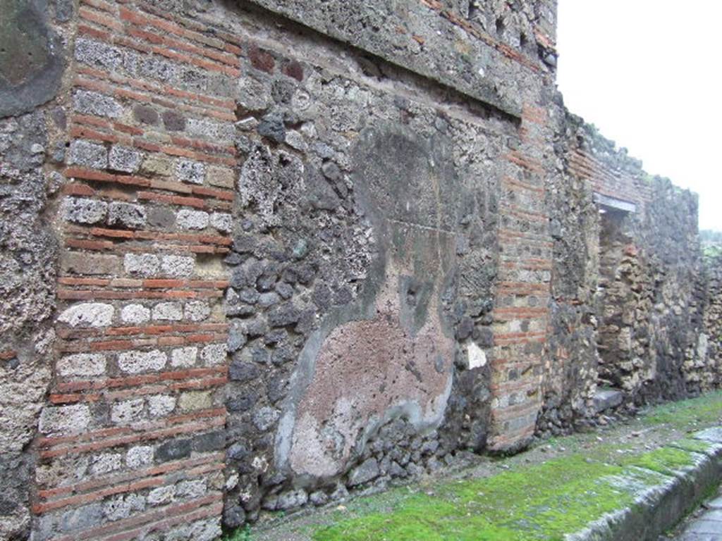 Wall between VII.11.2 and VII.11.1, Pompeii. December 2005. Looking south-east towards entrance.