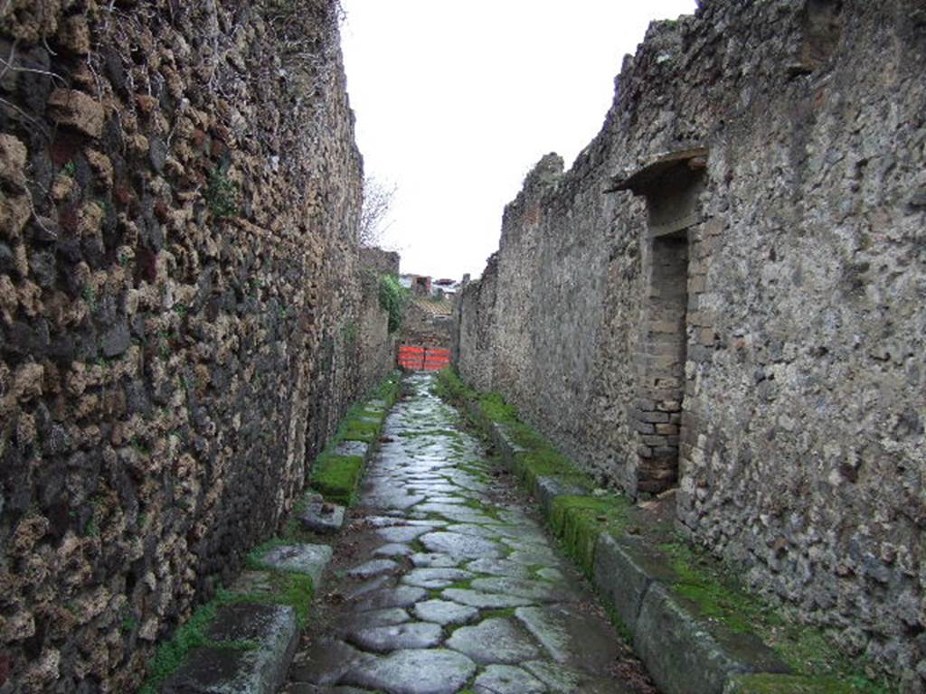 VII.11.1 side wall, Pompeii. December 2005. Vicolo degli Scheletri, looking east. VII.14.