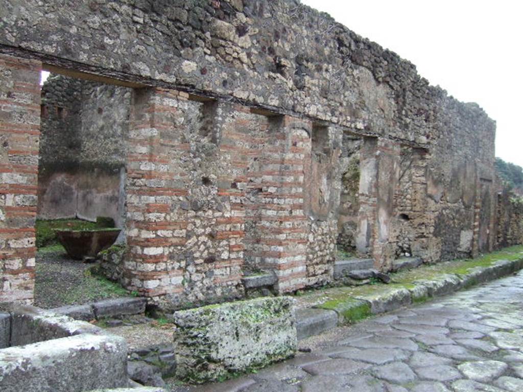 VII.11.5, VII.11.4, VII.11.3 and VII.11.2, Pompeii. December 2005. Entrances on east side of vicolo.
