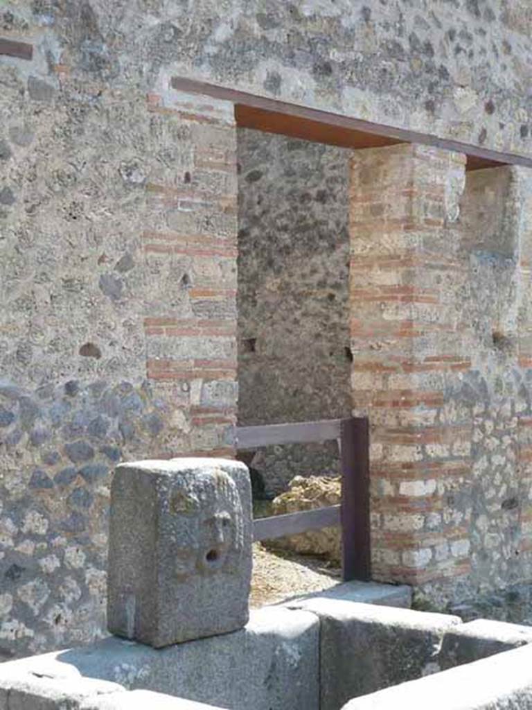VII.11.5 Pompeii. May 2010.  Entrance doorway and fountain on Vicolo della Maschera.