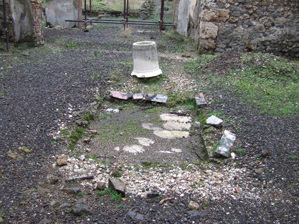 VII.11.6 Pompeii.  Hospitium.  Impluvium.  December 2005.