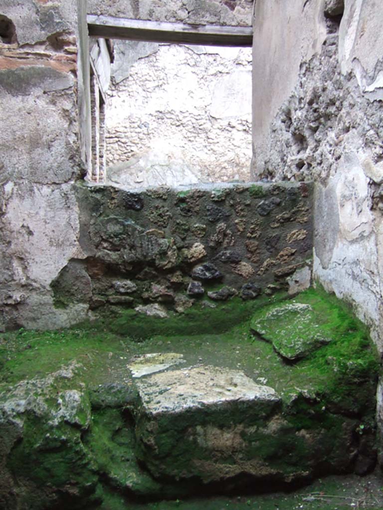 VII.11.12, Pompeii. December 2018. Detail of stone bed. Photo courtesy of Aude Durand.